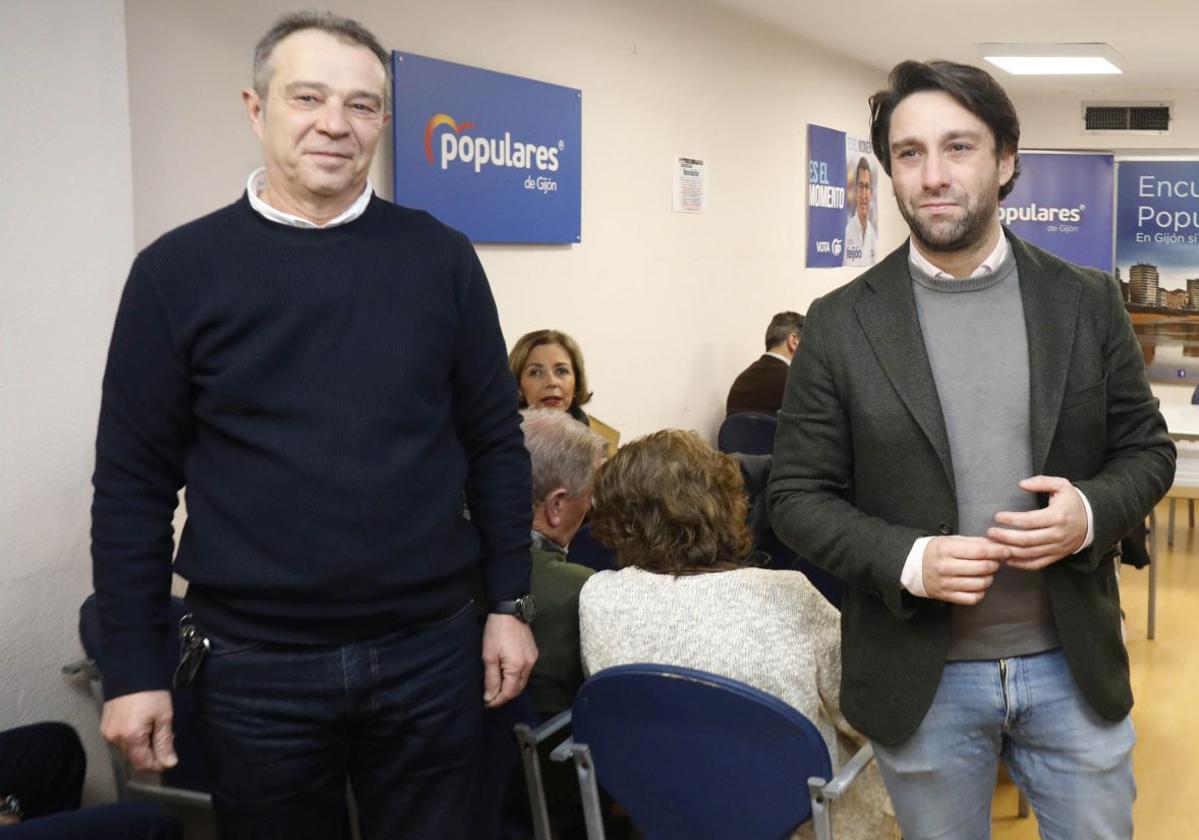 José Manuel del Pino y Andrés Ruiz, los dos candidatos a presidir el PP de Gijón, el día que se convocó el congreso extraordinario.