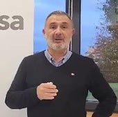Luis Díaz, director gerente de Gijón Impulsa, felicita a EL COMERCIO