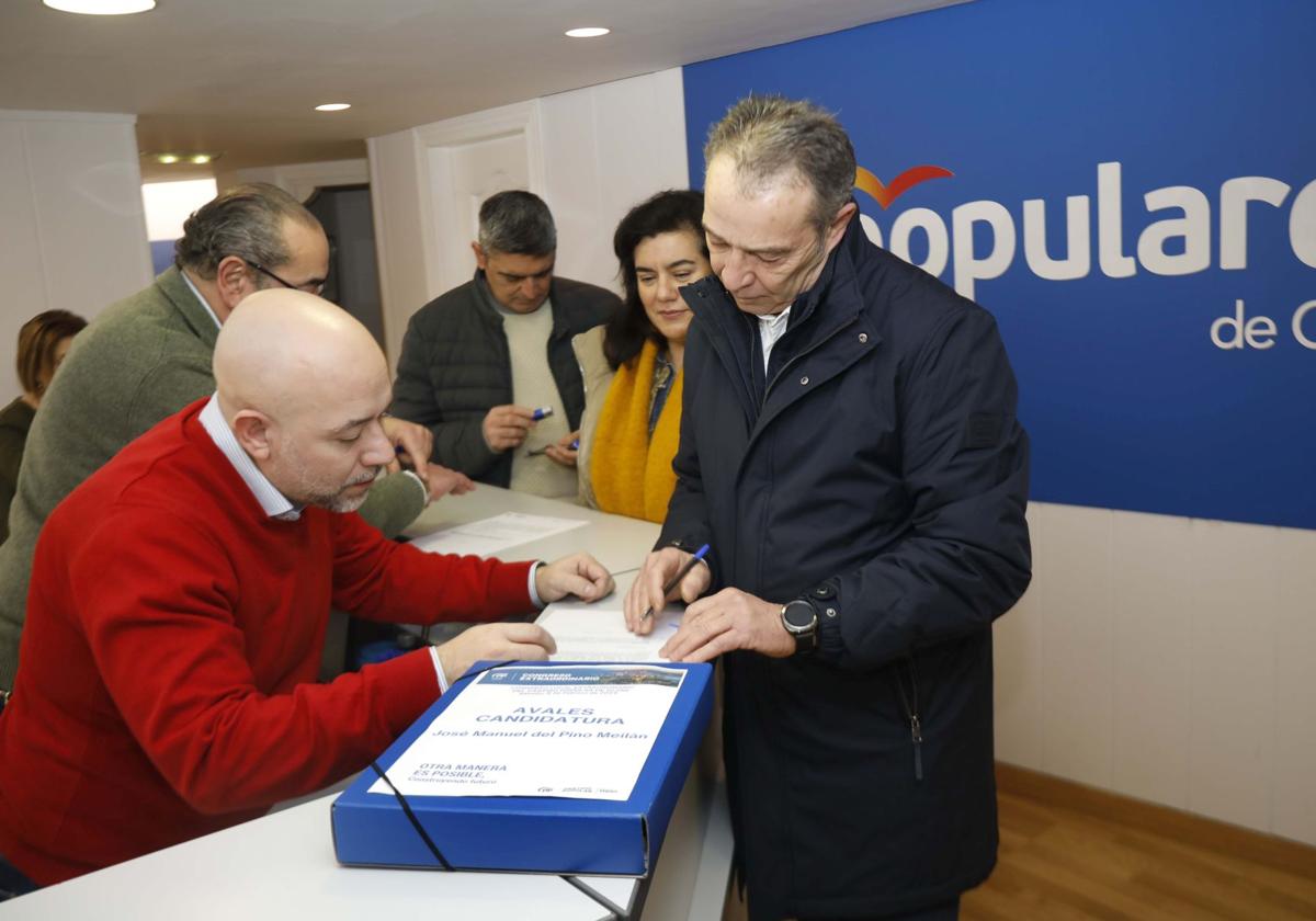 José Manuel del Pino entrega sus avales a Rodrigo Pintueles, presidente del comité organizador del congreso extraordinario del PP de Gijón.