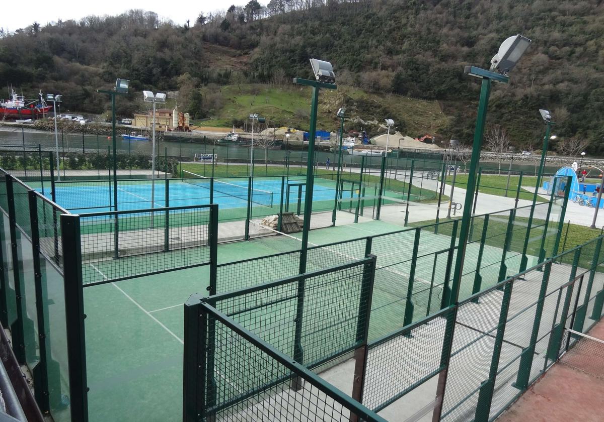 Pistas de tenis y de pádel en un complejo deportivo.