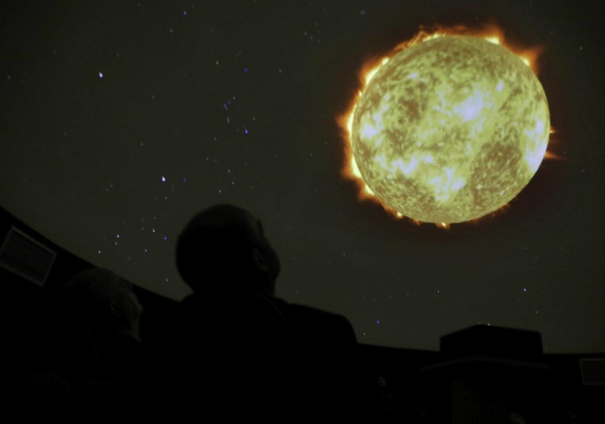 Uno de los atractivos que ofrece el planetario de la Escuela Superior de Marina Civil de Gijón.