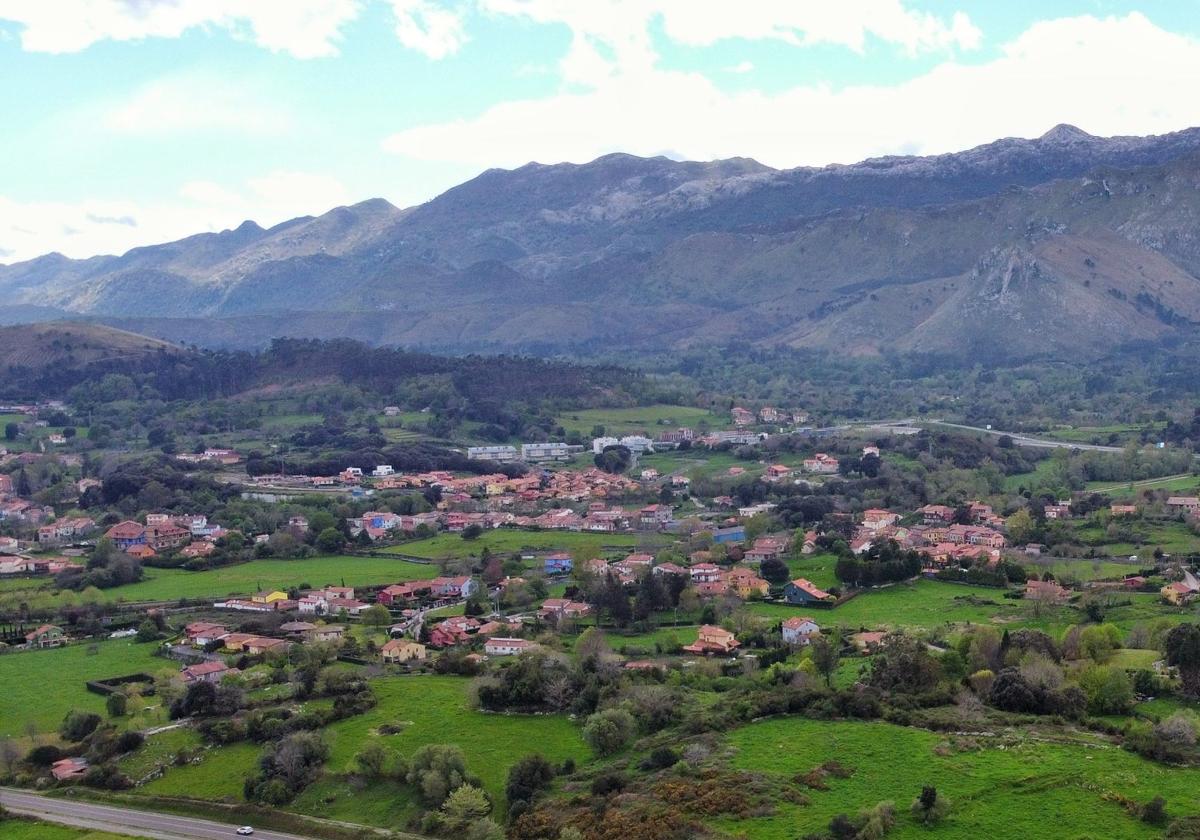 La villa de Llanes reúne los dos requisitos para ser declarada zona tensionada.