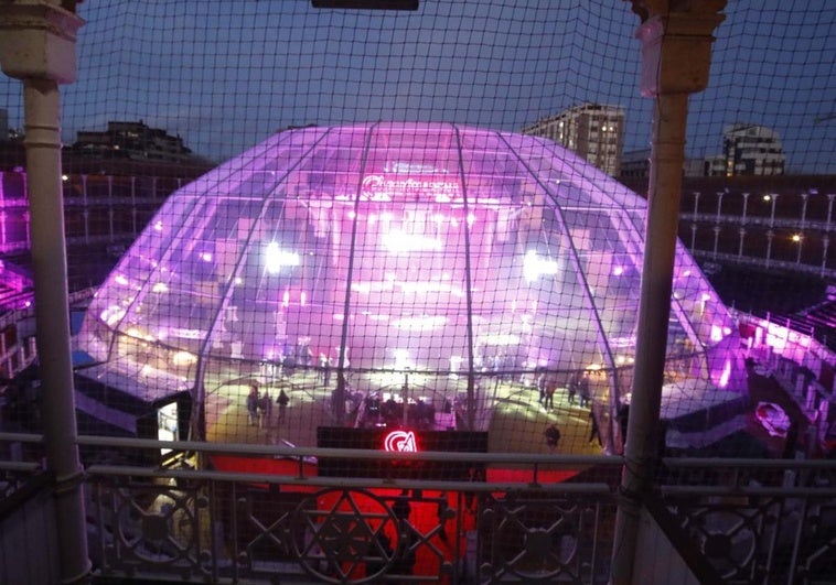 La impresionante cúpula de 16 metros de alto, emblema del Gijón Arena, con iluminación anoche. La estructura ha transformado por completo la plaza de toros de El Bibio.