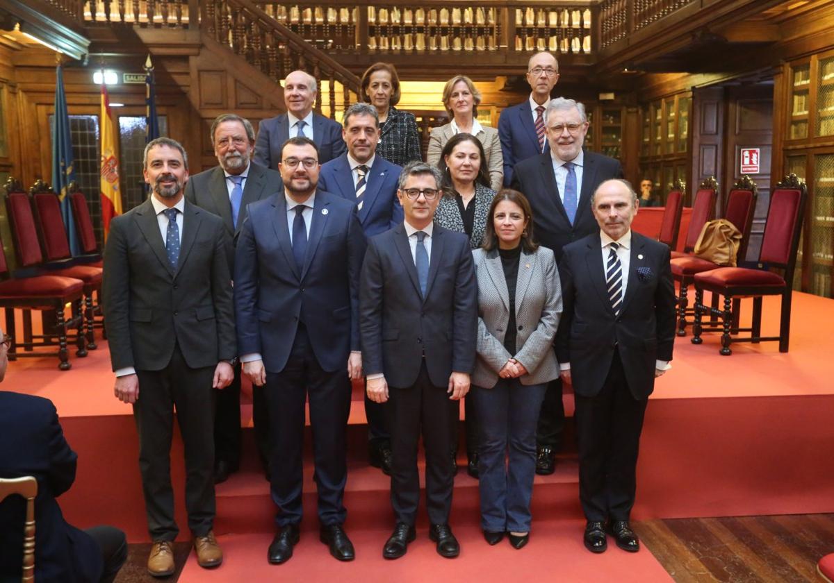 Manuel Olmedo, Adrián Barbón, Félix Bolaños, Adriana Lastra e Ignacio Villaverde en primera fila, acompañan a los ocho condecorados. El ministro de Justicia y el rector de la Universidad de Oviedo.