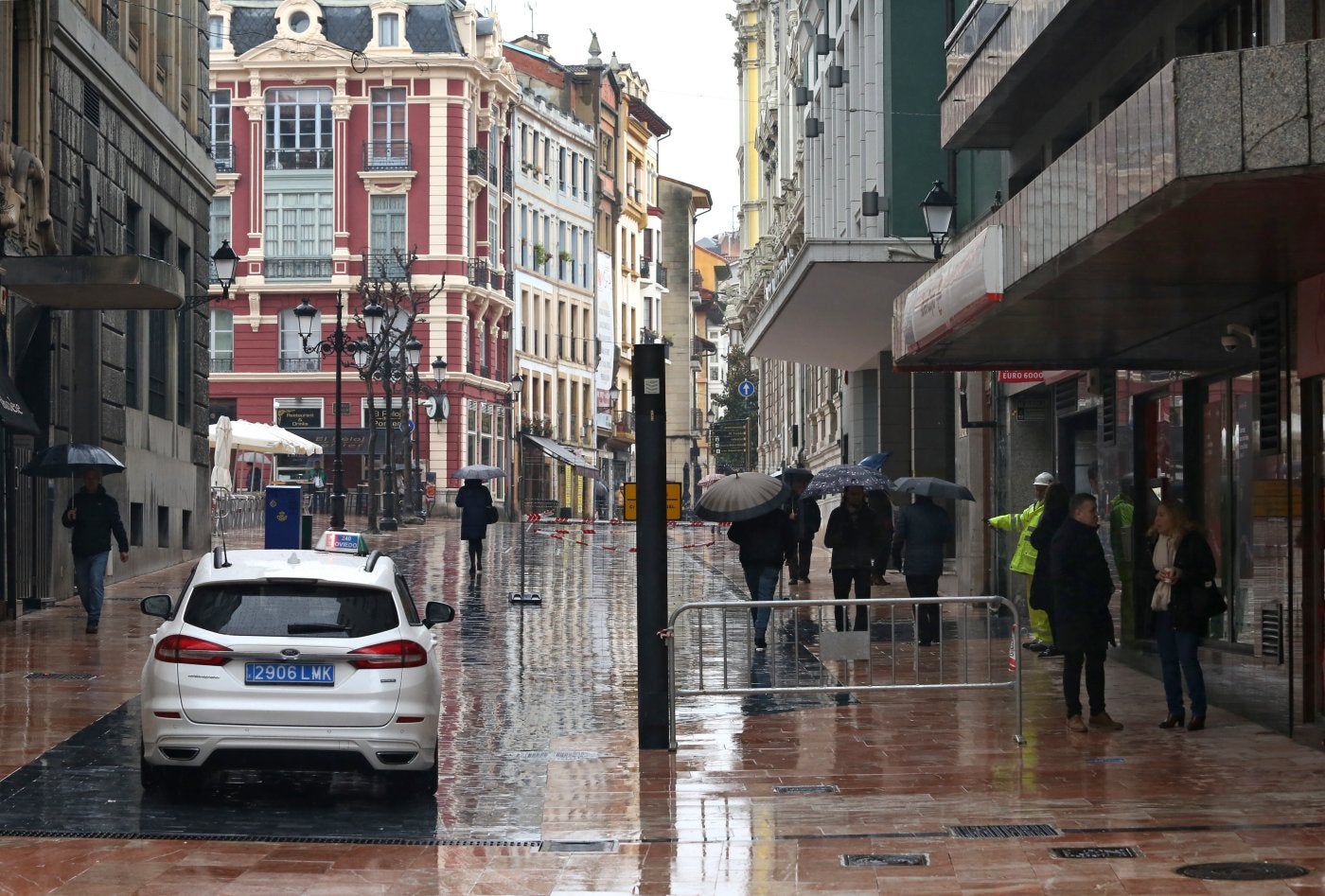 Un taxi pasa por delante de la nueva cámara de vigilancia de la zona peatonal, este viernes, en la calle Mendizábal.