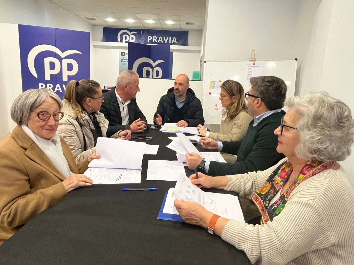 Alberto Morán, en el centro, junto a los diputados del PP en la sede del partido en Pravia.