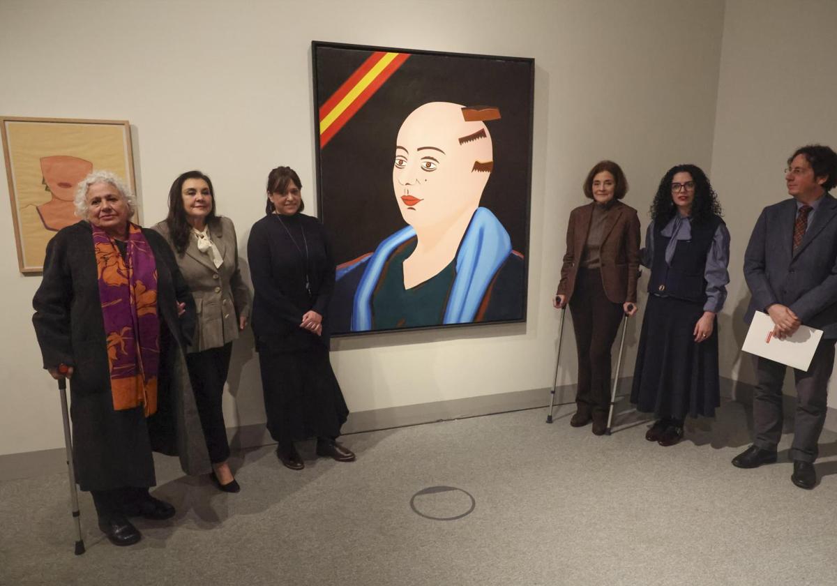 La comisaria de la exposición Marisa Oropesa posa junto a Blanca Bayón y Tina-Aurora Martín Bayón delante de uno de los cuadros de la serie de Tina, madre y abuela de Blanca y Tina. Al otro lado, con muletas, Isabel Azcárate, viuda de Arroyo; la consejera de Cultura, Vanessa Gutiérrez, y el director del Centro Niemeyer, Carlos Cuadros.