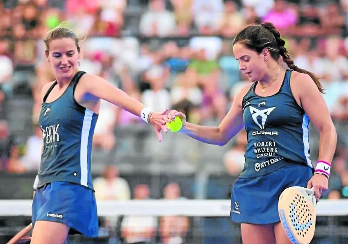 Ariana Sánchez y Paula Josemaría, las número uno del mundo, celebran un punto en el torneo de Roma.