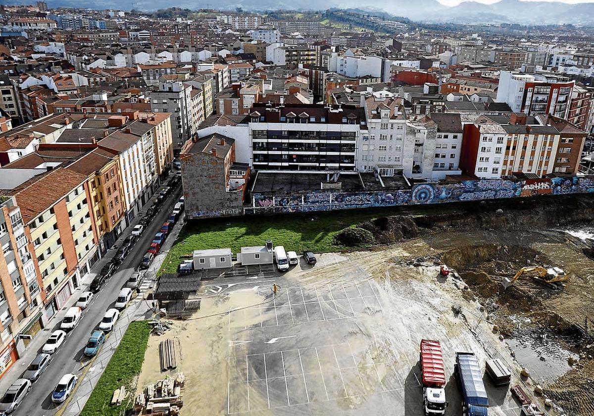 Vista general del antiguo solar de Peritos donde Avintia está excavando ya en la cota de cimentación a más de 7 metros de profundidad.