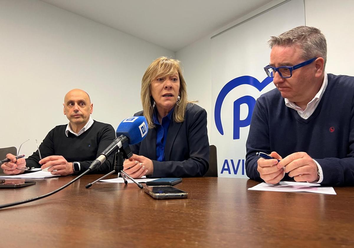 Esther Llamazares, en el centro, con Pablo Emilio Menéndez a su derecha y Jorge García, a su izquierda.