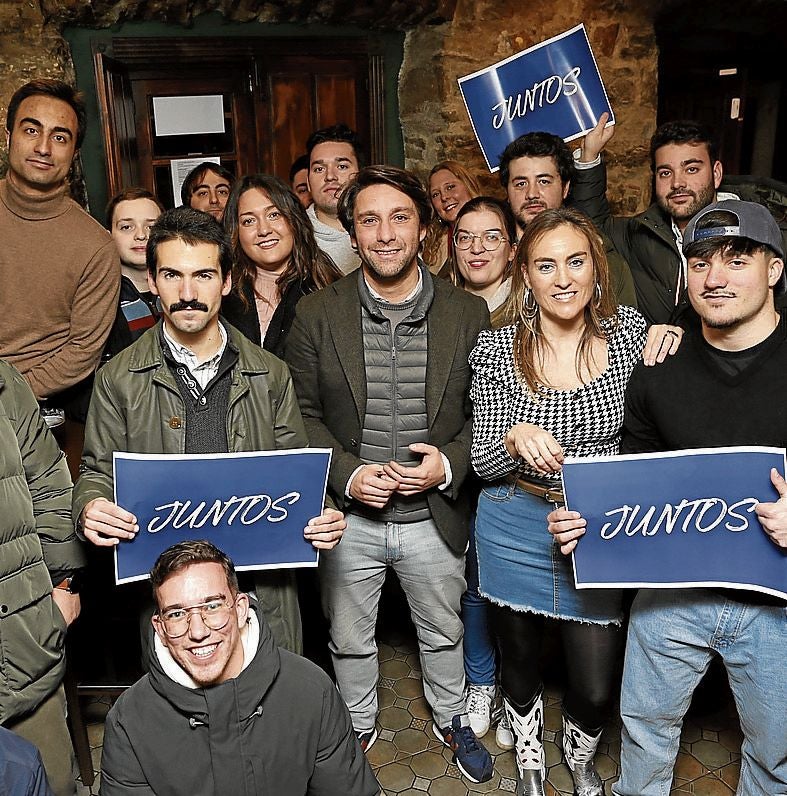 Andrés Ruiz, en un acto de campaña con jóvenes del PP. p. ucha