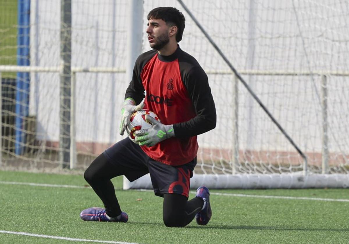 Rubén Cebollada atrapa el balón durante un entrenamiento con el Real Avilés en La Toba 2.