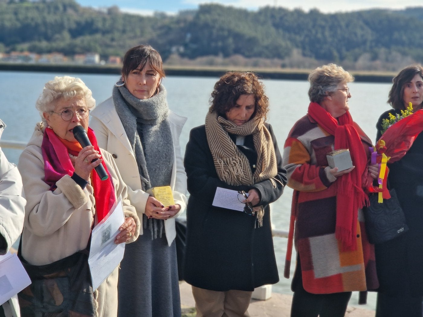 Un momento del acto en el paseo marítimo de San Esteban.