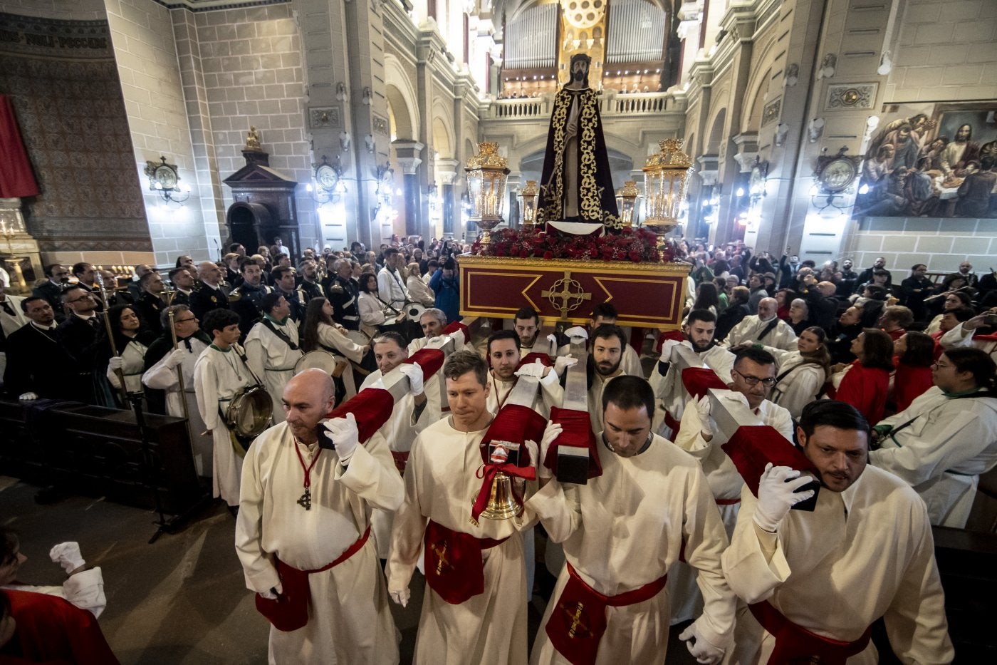 La procesión de Jesús Cautivo en la basílica de San Juan.