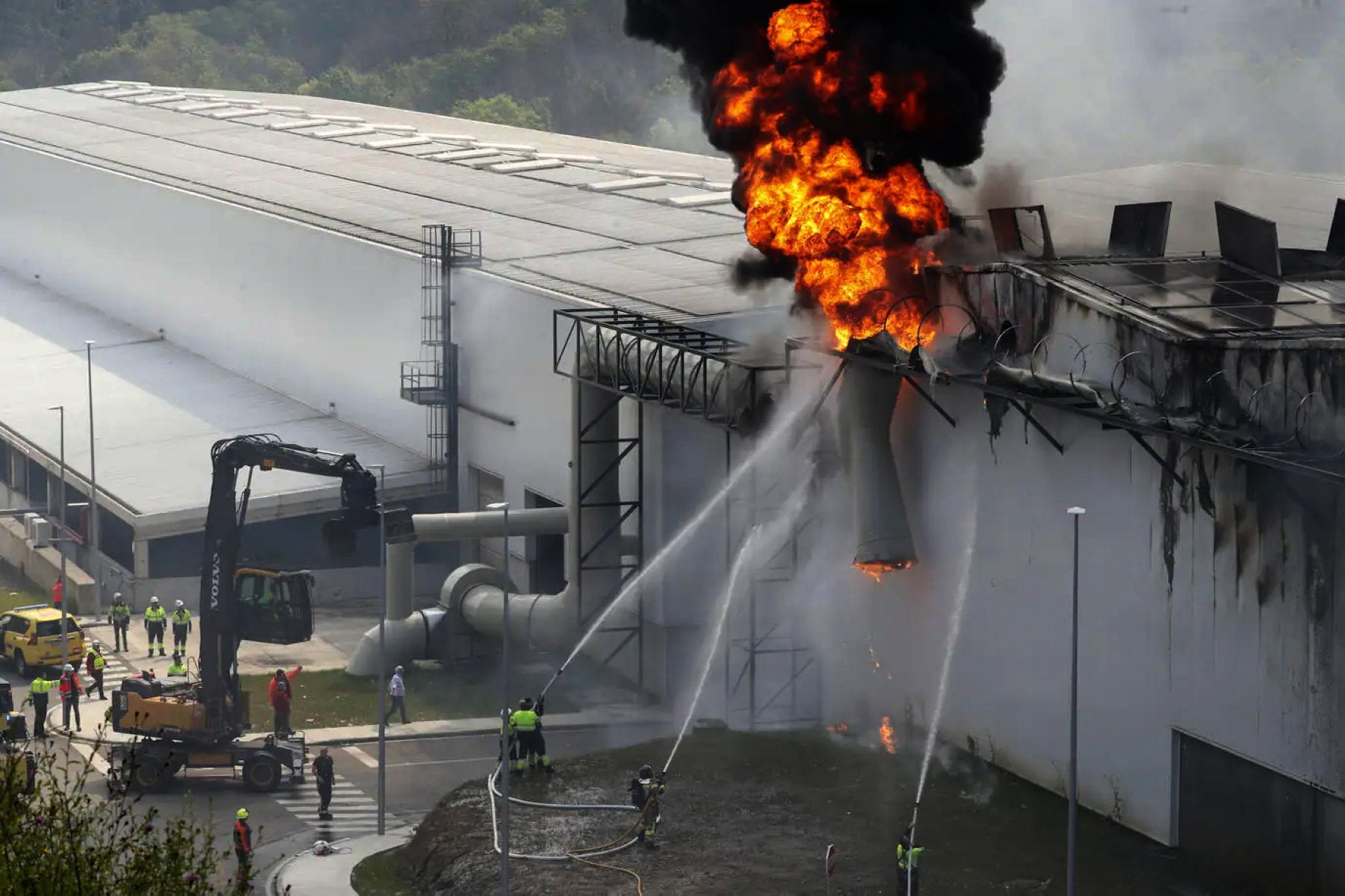 Los bomberos sofocan el incendio generado en una de las plantas de Cogersa, en abril del año pasado.