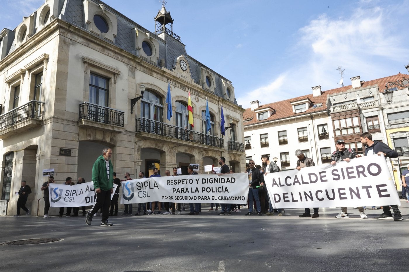 Una de las muchas protestas de agentes del SIPLA ante el Ayuntamiento de Siero.