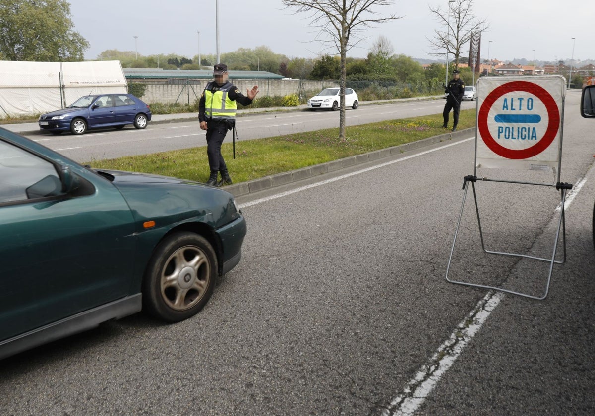 Control de Policía Nacional en Gijón.