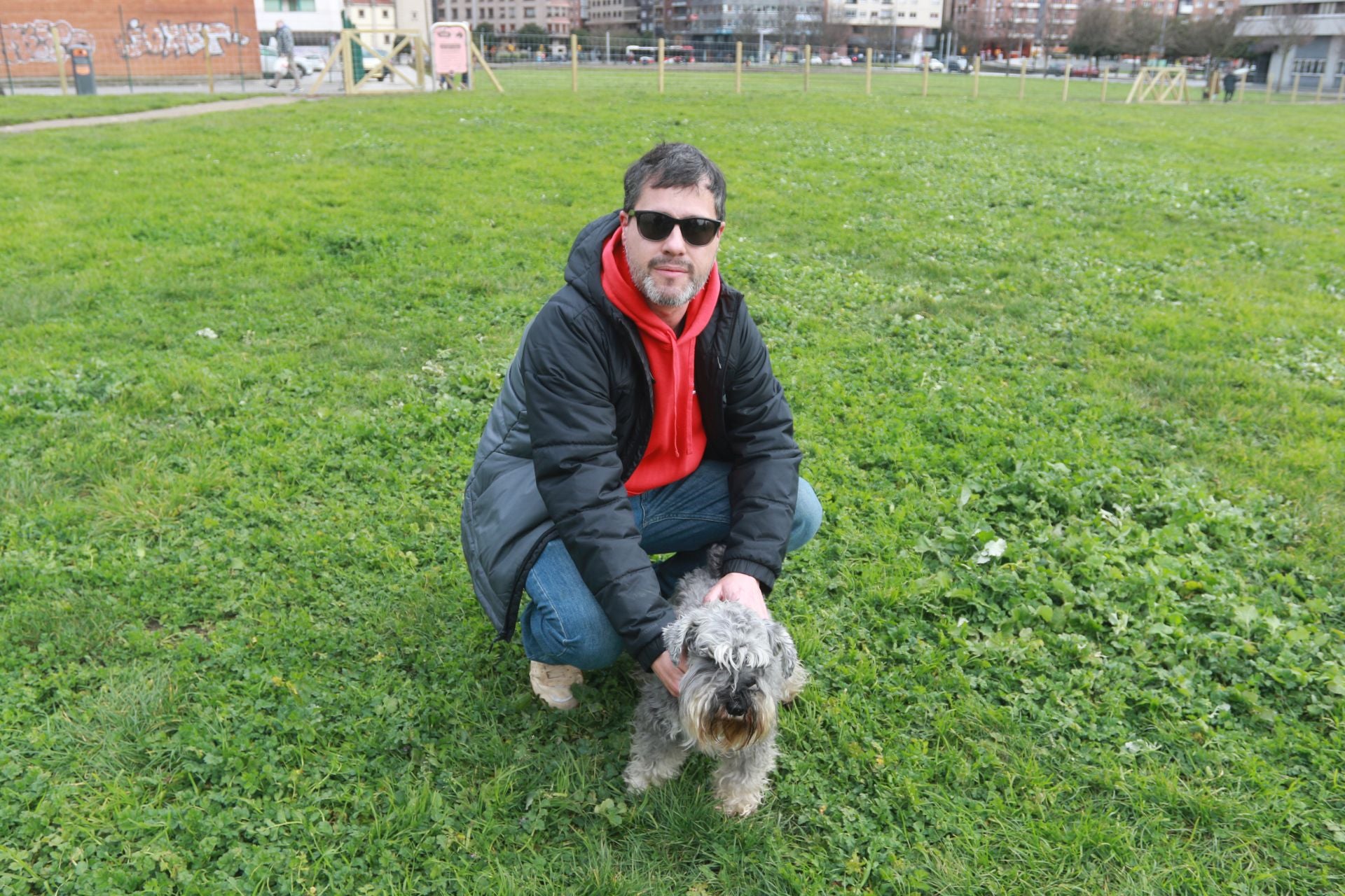 Los perros ya disfrutan dentro del vallado en parque en el Solarón