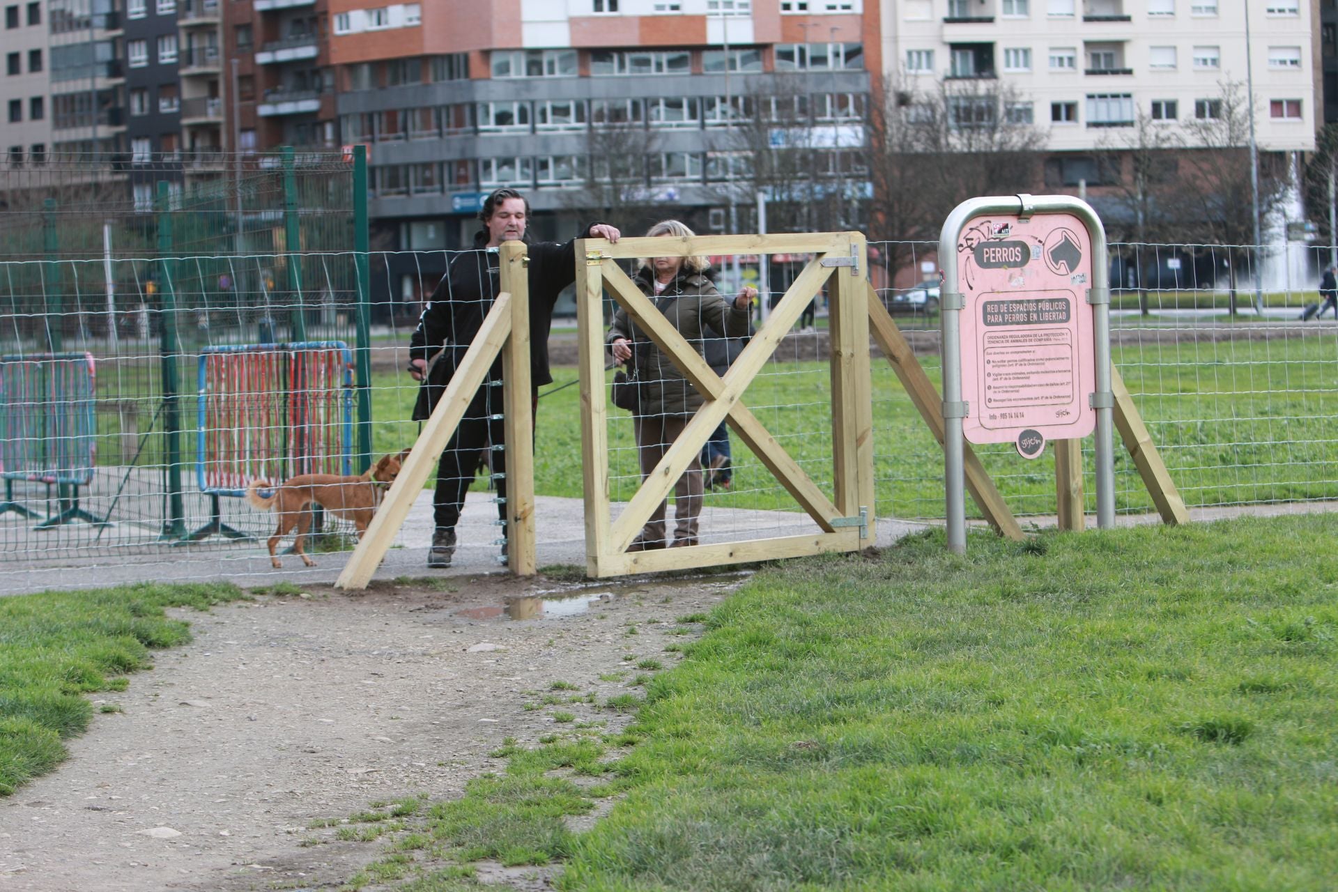 Los perros ya disfrutan dentro del vallado en parque en el Solarón