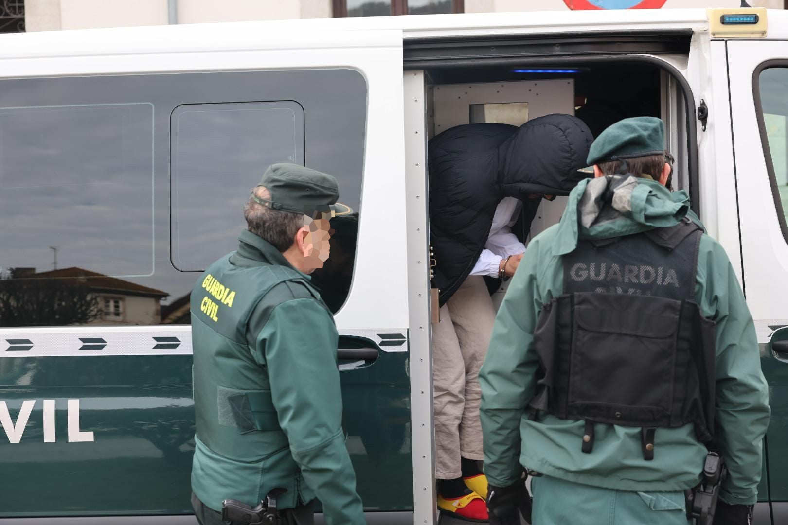 Frente al juez los cuatro detenidos en Asturias por el alijo de droga hallado tras el naufragio