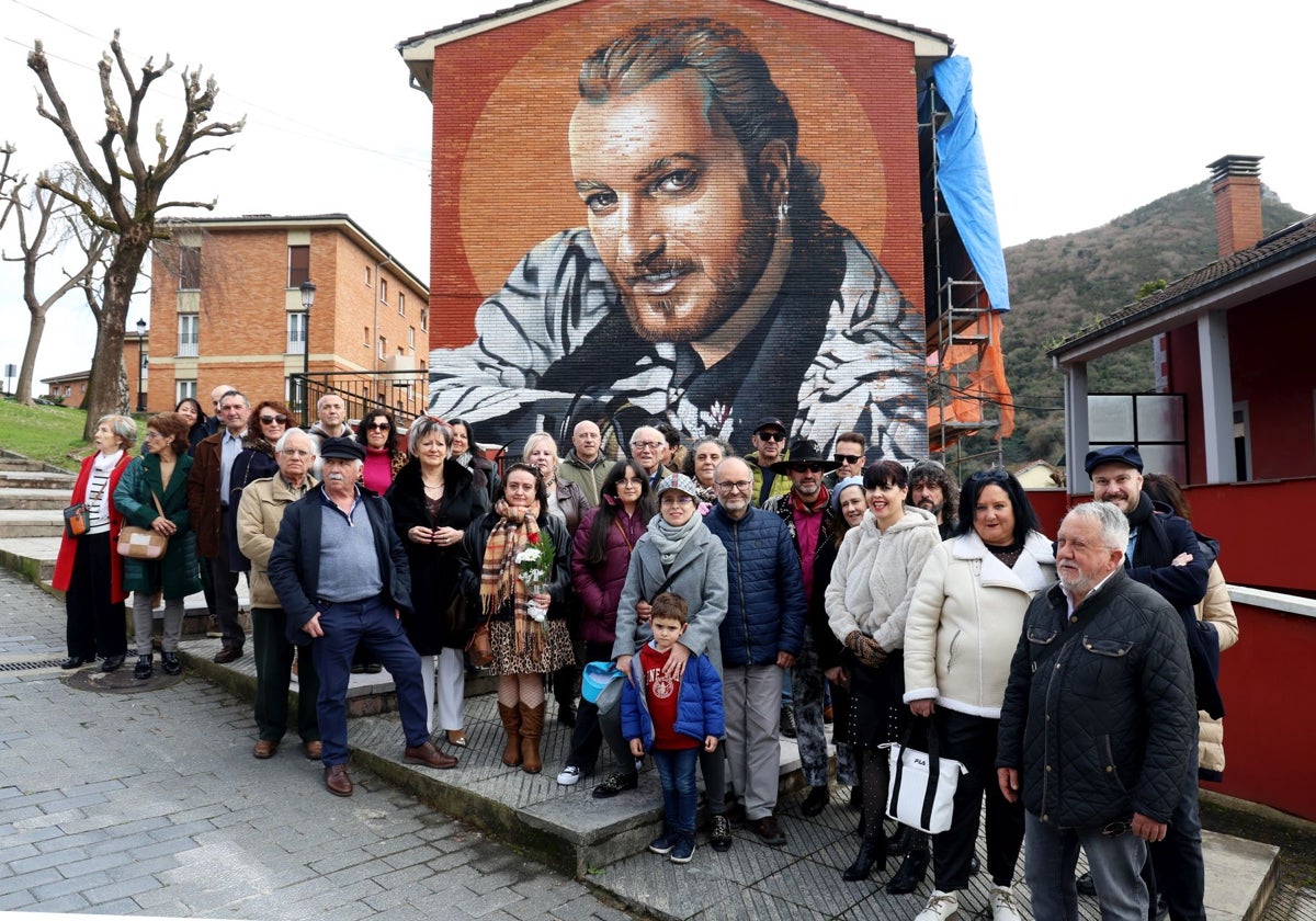 Los asistentes al homenaje de Tino Casal, con el mural al fondo.