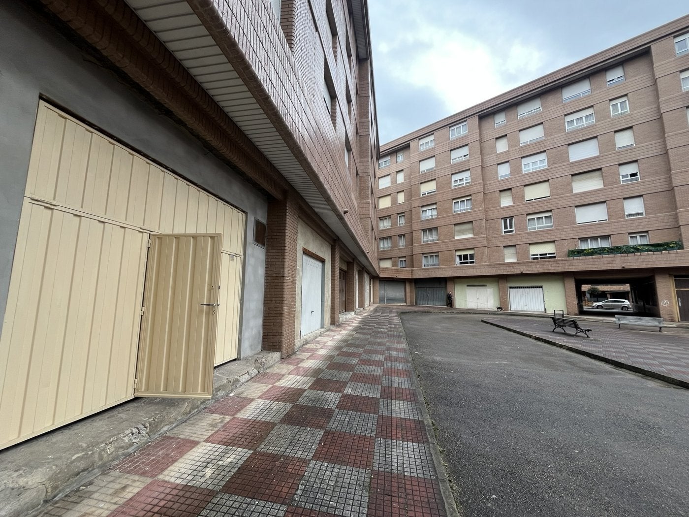 Bajos en bloques de viviendas en la zona de La Isla de Pola de Siero.