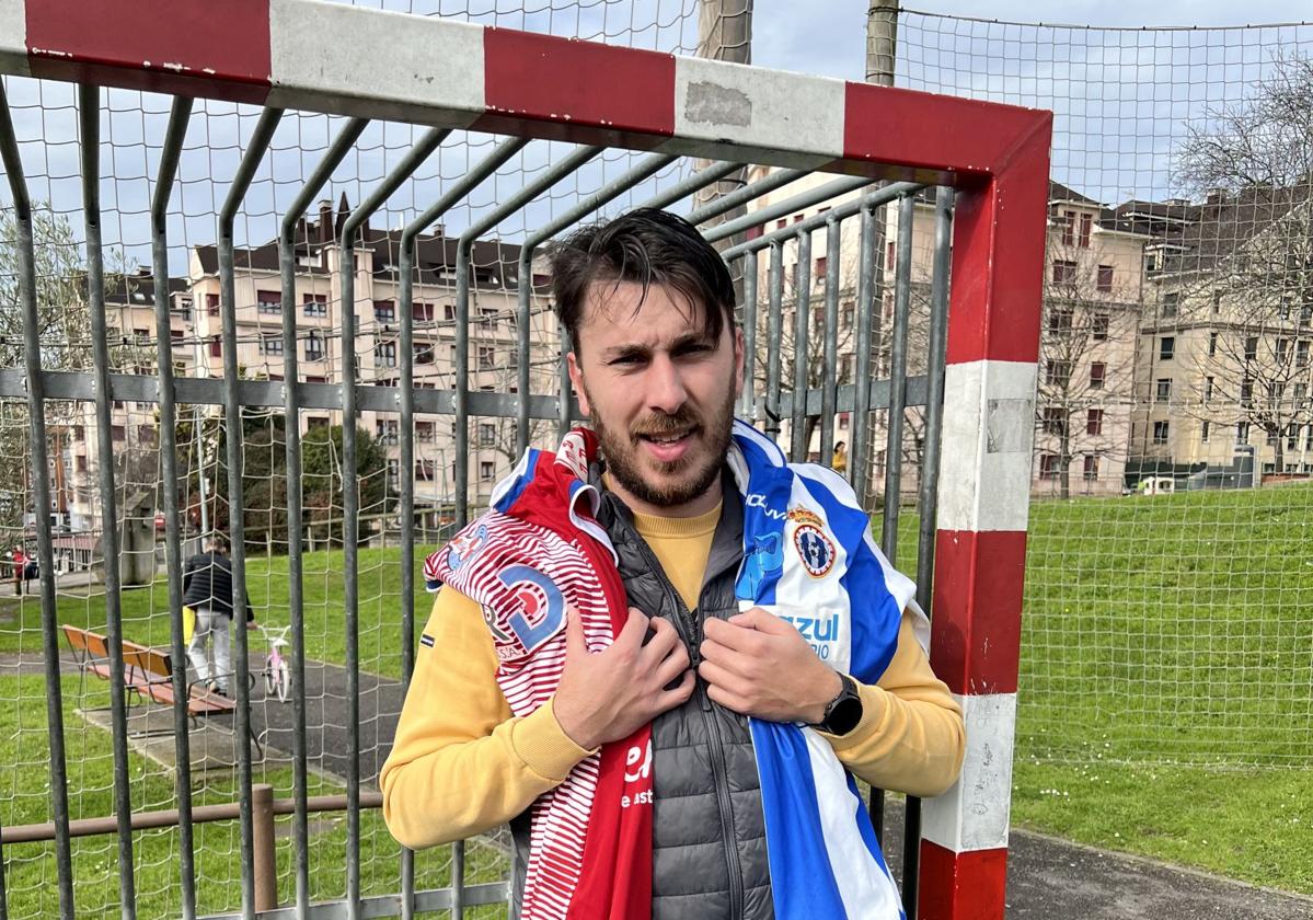 Marcos Arango, en Las Vegas, barrio corverano en el que se crió, con las camisetas de Llanera y Real Avilés.