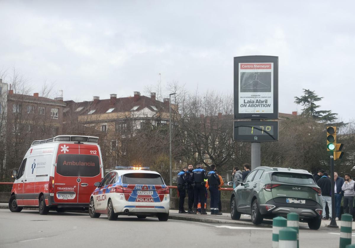 Retenciones por una colisión entre una motocicleta y un turismo en la rotonda de Foro