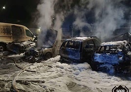 Los vehículos afectados por las llamas.