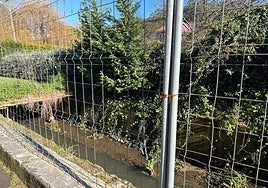La canalización del río Ferrota a su paso por El Pontón derrumbada desde hace dos años .