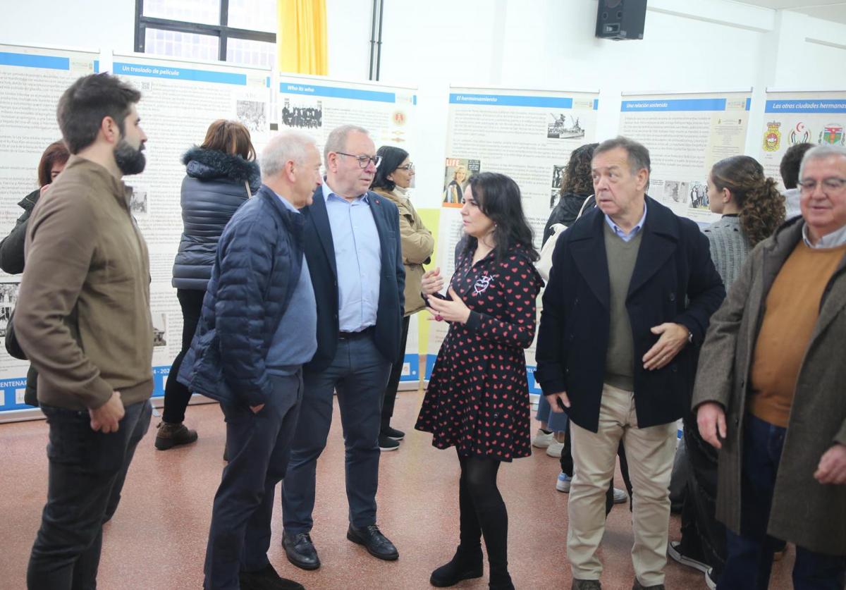 La concejala de Cultura Yolanda Alonso conversa con el presidente de la Autoridad Portuaria Santiago Rodríguez Vega, el director del IES Nº 5 José Antonio Suárez, el nuevo responsable de proyectos museísticos de Avilés Víctor Tirador. A la derecha de la imagen, los comisarios de la exposición, José Antonio Álvarez Castrillón y Manuel Ángel Hidalgo.