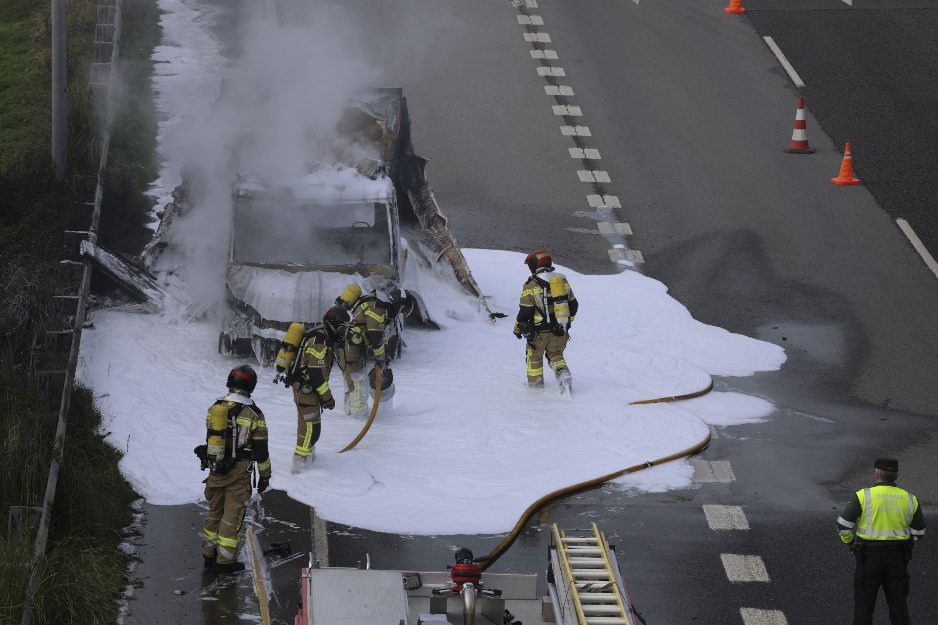 Arde un camión en la autovía del Cantábrico, en Gijón