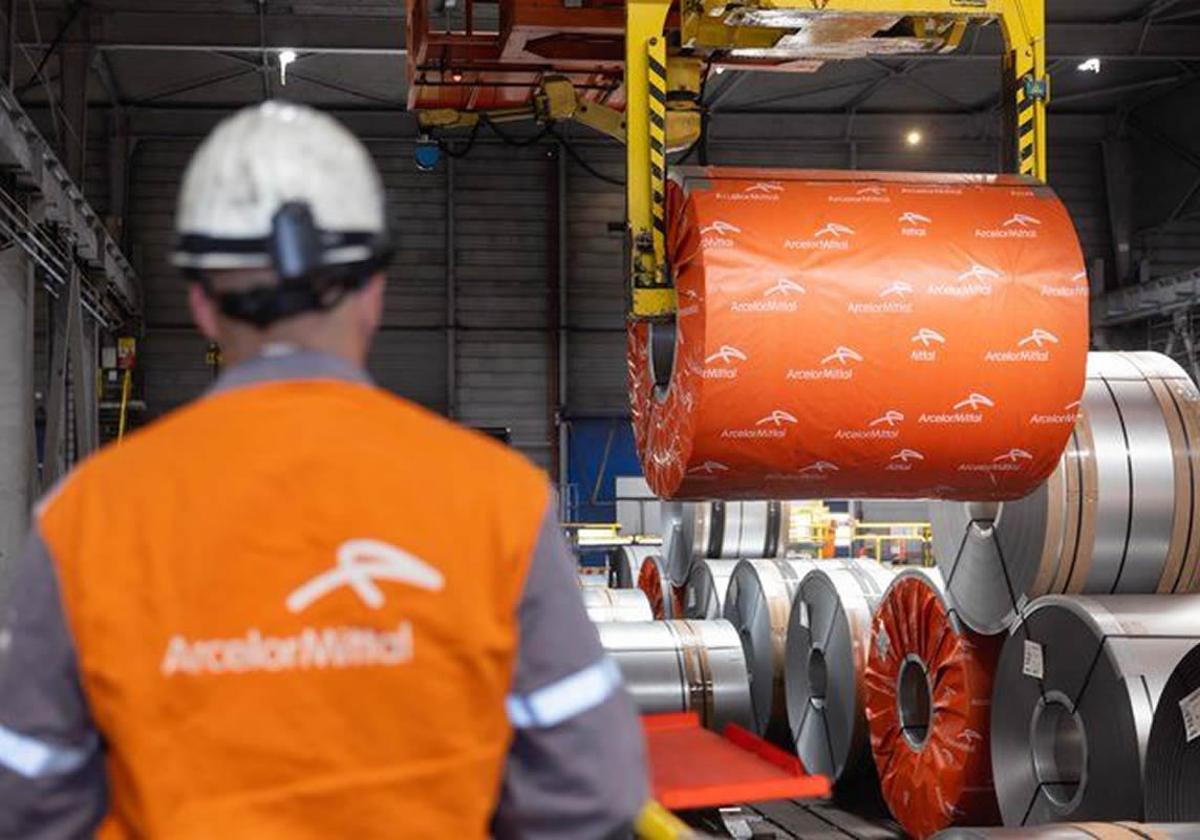 Un trabajador de Arcelor, en la línea de Magnelis.