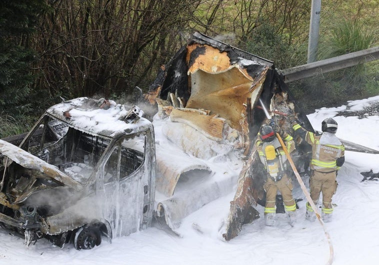 Atascos durante una hora en la autovía del Cantábrico por el incendio de un camión a la altura de Gijón