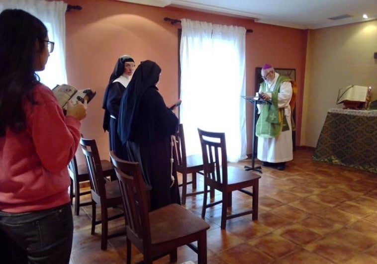 Rafael Cloquell celebra una eucaristía en el que será el primer restaurante de clausura, sito en Arriondas.