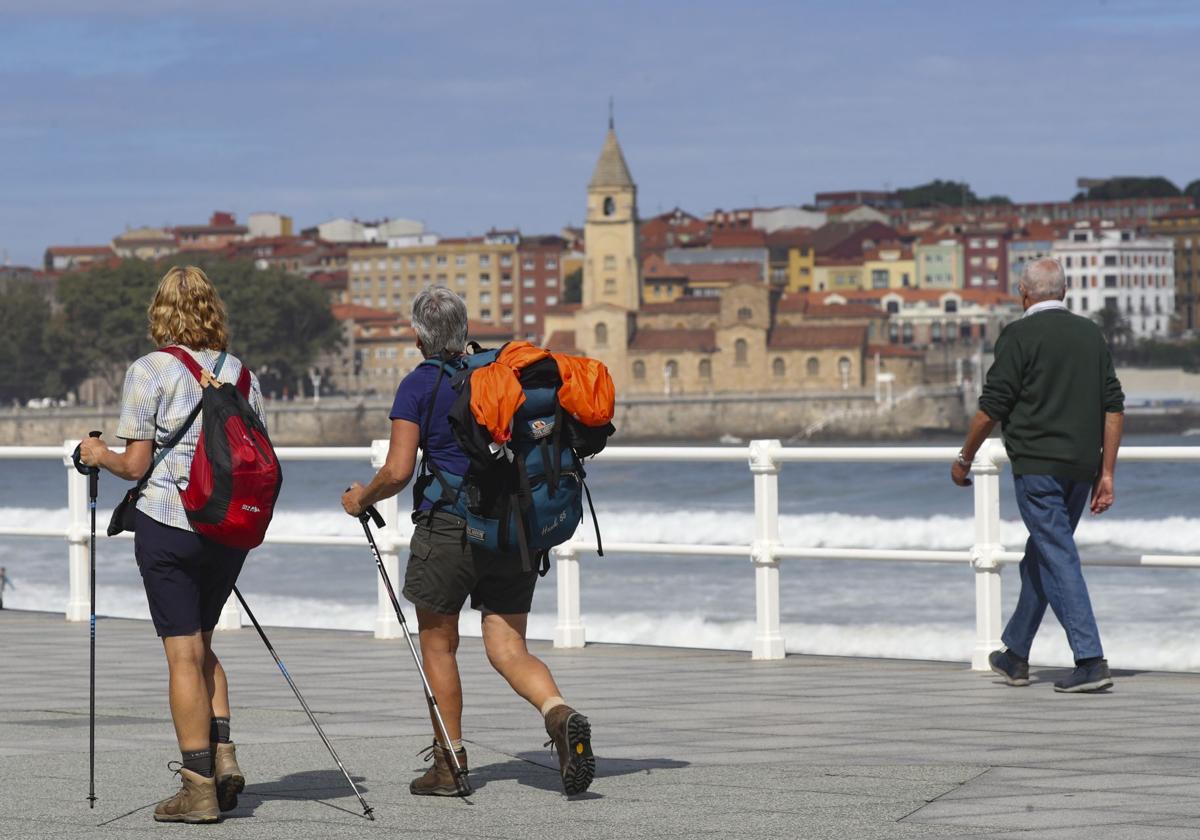 Peregrinos del Camino de Santiago a su paso por Gijón.