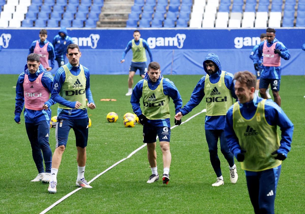 La plantilla del Real Oviedo recupera efectivos para el encuentro de esta noche, aunque todavía el técnico no podrá contar de inicio con varios jugadores importantes.