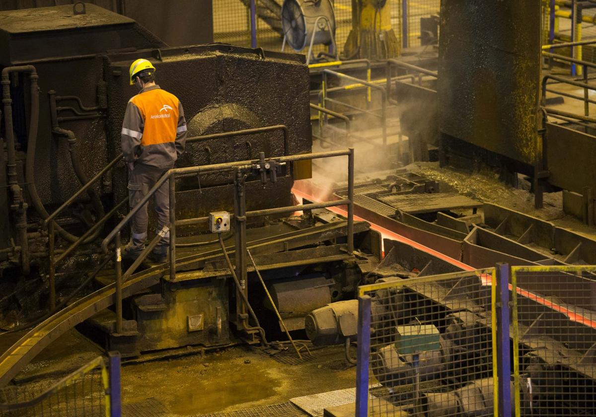 Un trabajador del tren de carril de la planta gijonesa de Arcelor.