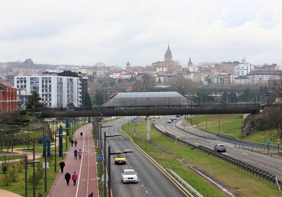 La pasarela peatonal que sobrevuela el Bulevar de Santullano, en Oviedo, a la altura de Teatinos y Ventanielles.