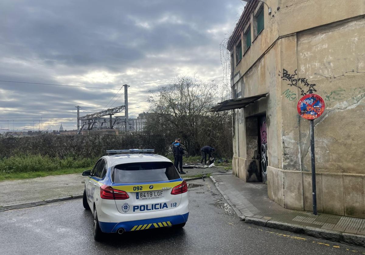 Las naves cercanas a Nicolás Soria. La Policía Local, ayer, tras recibir la llamada de un incendio en Almacenes Industriales.