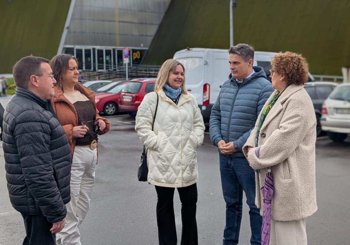 Visita de responsables del Partido Popular al Centro Deportivo Juan Carlos Beiro, en Langreo.