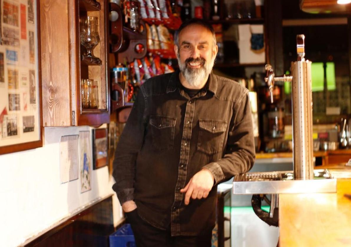 Jesús García, dueño del pub El Tixu, en Moreda de Aller.