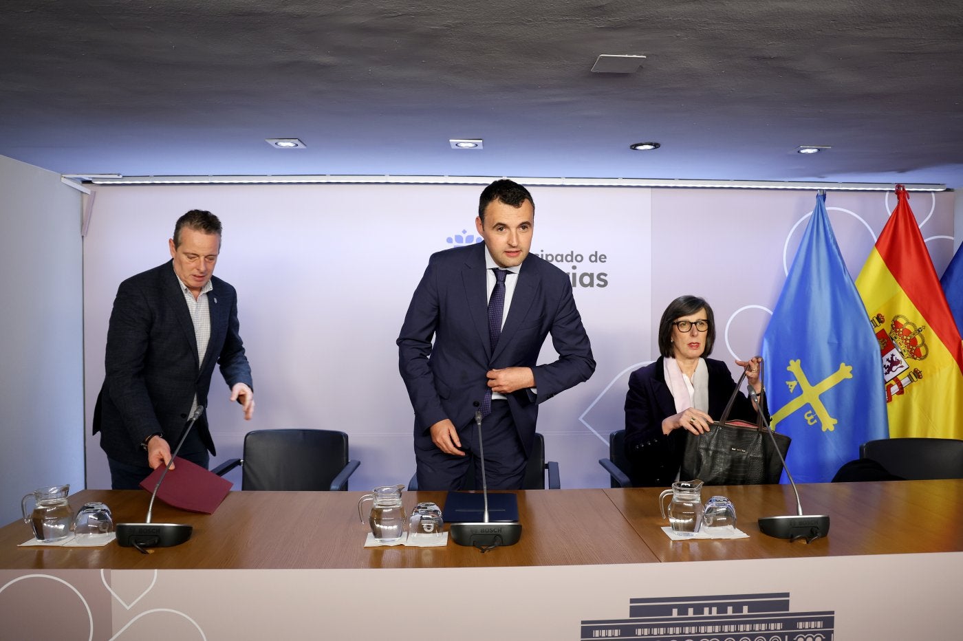 Marcelino Marcos Líndez, Guillermo Peláez y Nieves Roqueñí, ayer, durante una rueda de prensa en la sede de Presidencia.