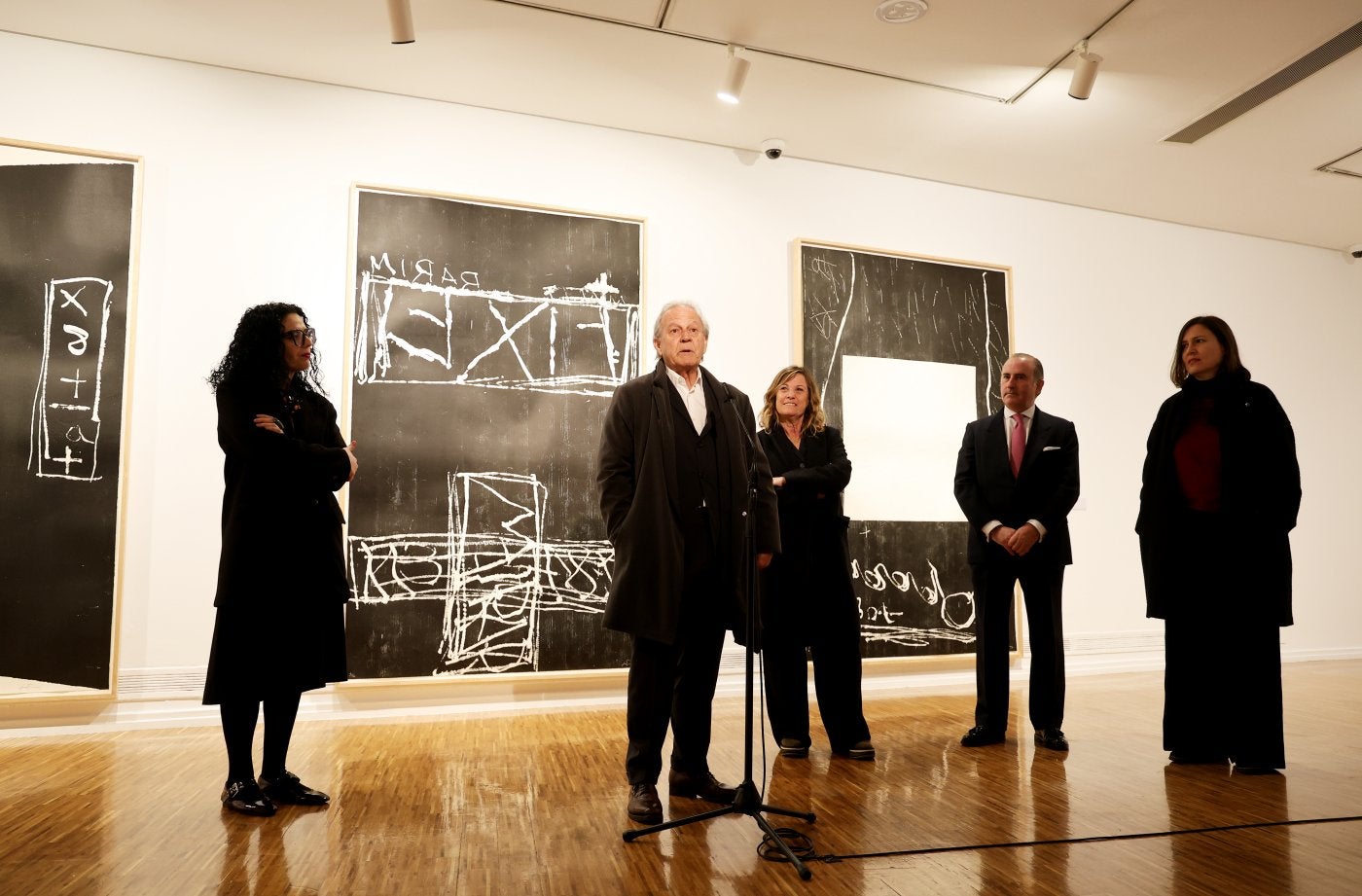 Vanessa Gutiérrez, Miquel Molins, Montse Corominas, Pablo Junceda y Mar Arza, delante de los impresionantes grabados de Tàpies.