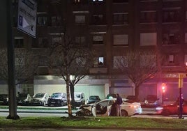 Estado en el que quedó el taxi que sufrió un accidente en Gijón.