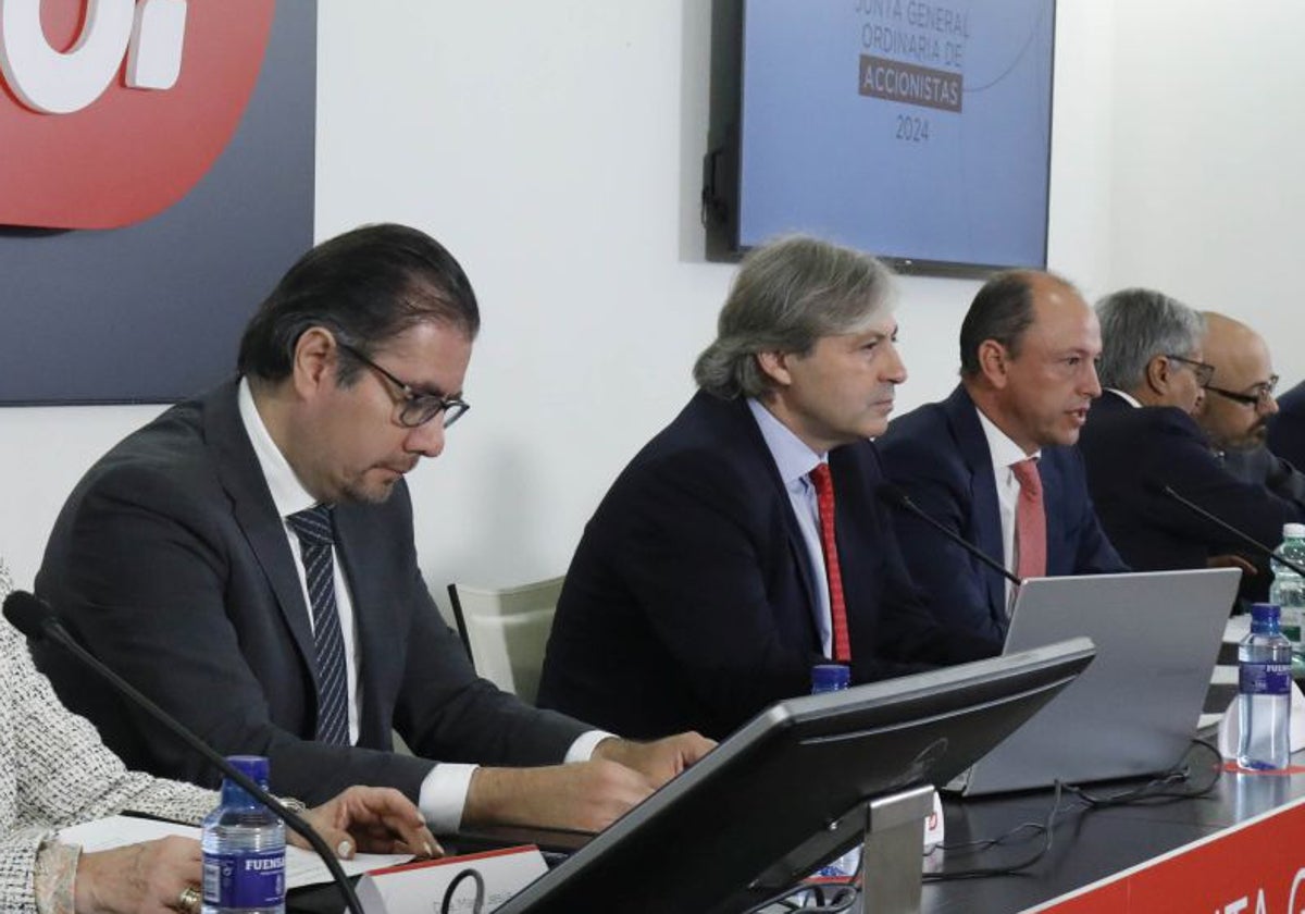 El presidente de Duro Felguera, Eduardo Espinosa; el ex CEO de la compañía, Jaime Argüelles; y el vicepresidente de la firma, Jaime Isita, en la junta de accionistas celebrada en junio de 2024.