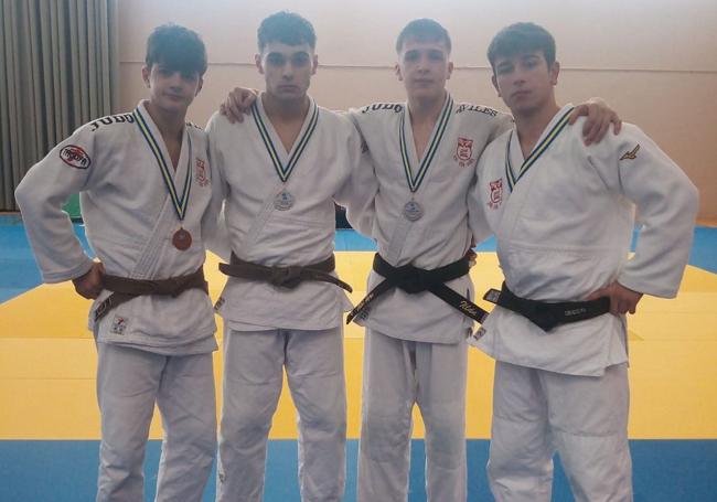 Los cuatro júnior del Judo Avilés, que hicieron pleno de medallas.