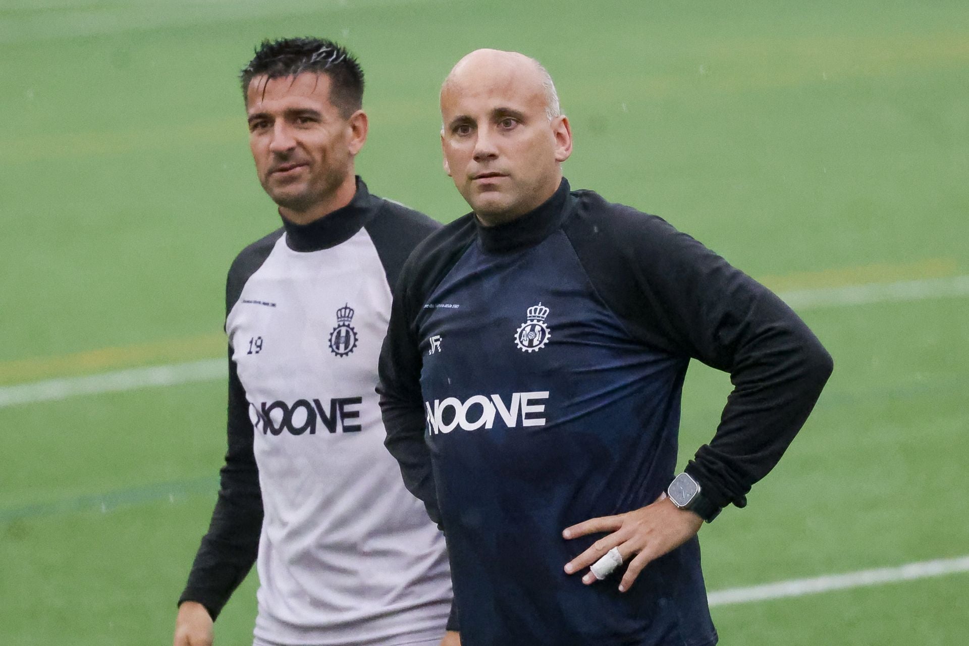 Natalio, sonriente en un entrenamiento del Real Avilés por detrás de Javi Rozada.