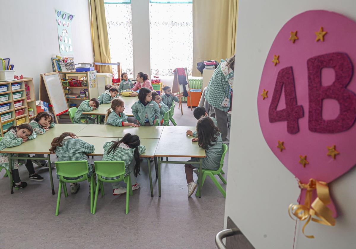 Alumnos del colegio avilesino Palacio Valdés en sus nuevas aulas.