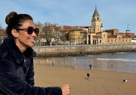 Lara Álvarez disfruta de las vistas de la playa de San Lorenzo.